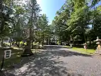 義經神社の庭園