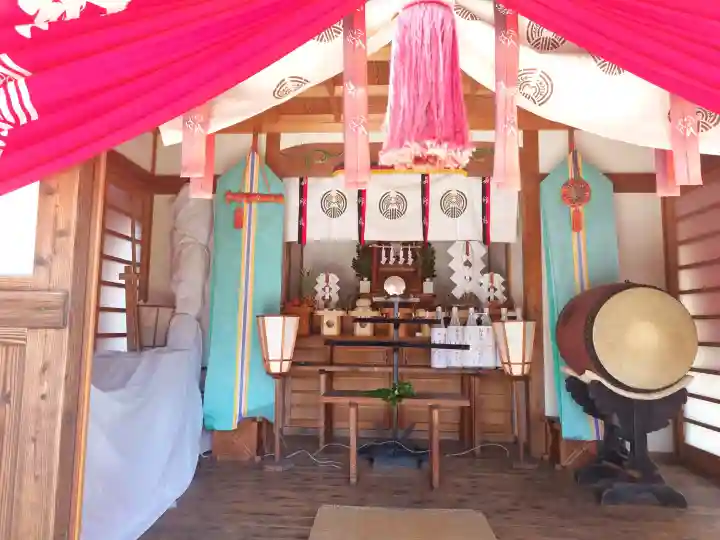 上宮地稲荷神社の{uncategorized: "未分類", other: "その他", undefined: "問題あり", building: "その他建物", grave: "お墓", sacred_gate: "鳥居", guardian: "狛犬", statue: "像", buddha: "仏像", history: "歴史", nature: "自然", garden: "庭園", animal: "動物", pagoda: "塔", temizu: "手水舎", mountain_gate: "山門・神門", sanctuary: "本殿・本堂", subordinate: "末社・摂社", art: "芸術", scenery: "景色", jizo: "地蔵", ema: "絵馬", goshuin: "御朱印", omikuji: "おみくじ", items: "授与品その他", amulet: "お守り", goshuincho: "御朱印帳", eats: "食事", festival: "お祭り", votive_dance: "神楽", shichigosan: "七五三参", wedding: "結婚式", experience: "体験その他", initially: "初詣", around: "周辺", anti_infection: "感染症対策"}