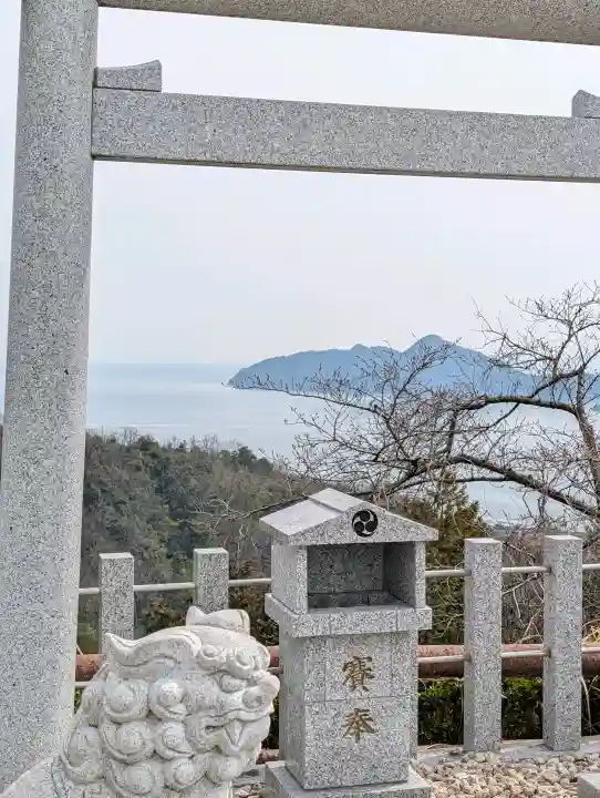 冠島沓島遥拝所(元伊勢・籠神社の海の奥宮)の{uncategorized: "未分類", other: "その他", undefined: "問題あり", building: "その他建物", grave: "お墓", sacred_gate: "鳥居", guardian: "狛犬", statue: "像", buddha: "仏像", history: "歴史", nature: "自然", garden: "庭園", animal: "動物", pagoda: "塔", temizu: "手水舎", mountain_gate: "山門・神門", sanctuary: "本殿・本堂", subordinate: "末社・摂社", art: "芸術", scenery: "景色", jizo: "地蔵", ema: "絵馬", goshuin: "御朱印", omikuji: "おみくじ", items: "授与品その他", amulet: "お守り", goshuincho: "御朱印帳", eats: "食事", festival: "お祭り", votive_dance: "神楽", shichigosan: "七五三参", wedding: "結婚式", experience: "体験その他", initially: "初詣", around: "周辺", anti_infection: "感染症対策"}
