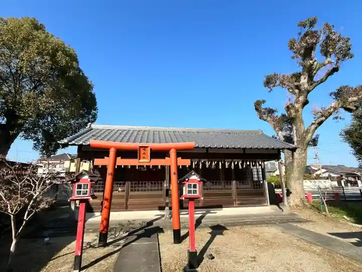 稲荷神社の{uncategorized: "未分類", other: "その他", undefined: "問題あり", building: "その他建物", grave: "お墓", sacred_gate: "鳥居", guardian: "狛犬", statue: "像", buddha: "仏像", history: "歴史", nature: "自然", garden: "庭園", animal: "動物", pagoda: "塔", temizu: "手水舎", mountain_gate: "山門・神門", sanctuary: "本殿・本堂", subordinate: "末社・摂社", art: "芸術", scenery: "景色", jizo: "地蔵", ema: "絵馬", goshuin: "御朱印", omikuji: "おみくじ", items: "授与品その他", amulet: "お守り", goshuincho: "御朱印帳", eats: "食事", festival: "お祭り", votive_dance: "神楽", shichigosan: "七五三参", wedding: "結婚式", experience: "体験その他", initially: "初詣", around: "周辺", anti_infection: "感染症対策"}