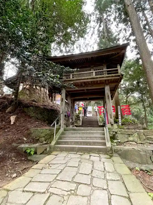 鷲子山上神社の{uncategorized: "未分類", other: "その他", undefined: "問題あり", building: "その他建物", grave: "お墓", sacred_gate: "鳥居", guardian: "狛犬", statue: "像", buddha: "仏像", history: "歴史", nature: "自然", garden: "庭園", animal: "動物", pagoda: "塔", temizu: "手水舎", mountain_gate: "山門・神門", sanctuary: "本殿・本堂", subordinate: "末社・摂社", art: "芸術", scenery: "景色", jizo: "地蔵", ema: "絵馬", goshuin: "御朱印", omikuji: "おみくじ", items: "授与品その他", amulet: "お守り", goshuincho: "御朱印帳", eats: "食事", festival: "お祭り", votive_dance: "神楽", shichigosan: "七五三参", wedding: "結婚式", experience: "体験その他", initially: "初詣", around: "周辺", anti_infection: "感染症対策"}