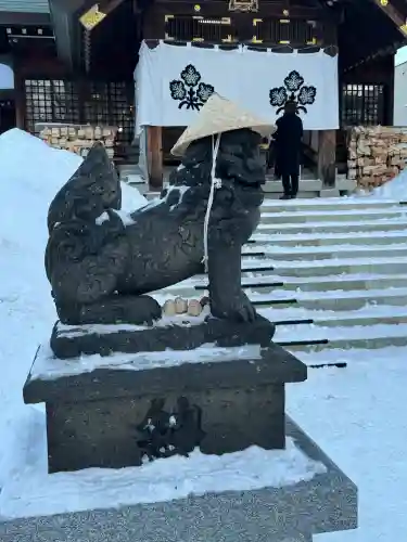 札幌諏訪神社の{uncategorized: "未分類", other: "その他", undefined: "問題あり", building: "その他建物", grave: "お墓", sacred_gate: "鳥居", guardian: "狛犬", statue: "像", buddha: "仏像", history: "歴史", nature: "自然", garden: "庭園", animal: "動物", pagoda: "塔", temizu: "手水舎", mountain_gate: "山門・神門", sanctuary: "本殿・本堂", subordinate: "末社・摂社", art: "芸術", scenery: "景色", jizo: "地蔵", ema: "絵馬", goshuin: "御朱印", omikuji: "おみくじ", items: "授与品その他", amulet: "お守り", goshuincho: "御朱印帳", eats: "食事", festival: "お祭り", votive_dance: "神楽", shichigosan: "七五三参", wedding: "結婚式", experience: "体験その他", initially: "初詣", around: "周辺", anti_infection: "感染症対策"}