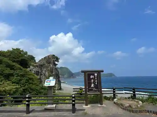 花窟神社の{uncategorized: "未分類", other: "その他", undefined: "問題あり", building: "その他建物", grave: "お墓", sacred_gate: "鳥居", guardian: "狛犬", statue: "像", buddha: "仏像", history: "歴史", nature: "自然", garden: "庭園", animal: "動物", pagoda: "塔", temizu: "手水舎", mountain_gate: "山門・神門", sanctuary: "本殿・本堂", subordinate: "末社・摂社", art: "芸術", scenery: "景色", jizo: "地蔵", ema: "絵馬", goshuin: "御朱印", omikuji: "おみくじ", items: "授与品その他", amulet: "お守り", goshuincho: "御朱印帳", eats: "食事", festival: "お祭り", votive_dance: "神楽", shichigosan: "七五三参", wedding: "結婚式", experience: "体験その他", initially: "初詣", around: "周辺", anti_infection: "感染症対策"}