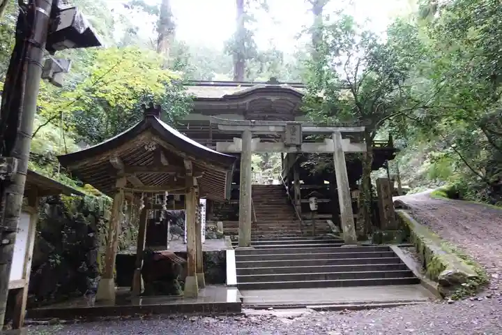由岐神社の山門・神門