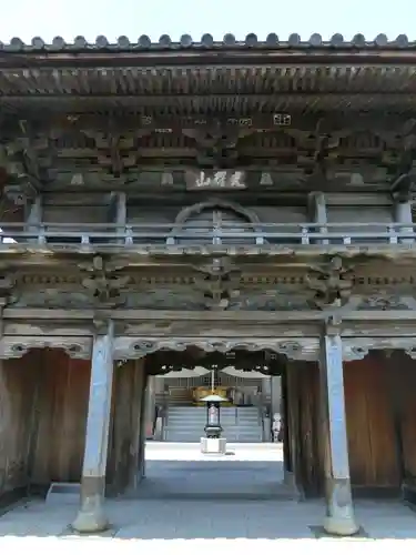 観音寺の山門