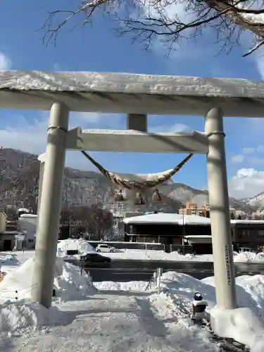 定山渓神社の{uncategorized: "未分類", other: "その他", undefined: "問題あり", building: "その他建物", grave: "お墓", sacred_gate: "鳥居", guardian: "狛犬", statue: "像", buddha: "仏像", history: "歴史", nature: "自然", garden: "庭園", animal: "動物", pagoda: "塔", temizu: "手水舎", mountain_gate: "山門・神門", sanctuary: "本殿・本堂", subordinate: "末社・摂社", art: "芸術", scenery: "景色", jizo: "地蔵", ema: "絵馬", goshuin: "御朱印", omikuji: "おみくじ", items: "授与品その他", amulet: "お守り", goshuincho: "御朱印帳", eats: "食事", festival: "お祭り", votive_dance: "神楽", shichigosan: "七五三参", wedding: "結婚式", experience: "体験その他", initially: "初詣", around: "周辺", anti_infection: "感染症対策"}