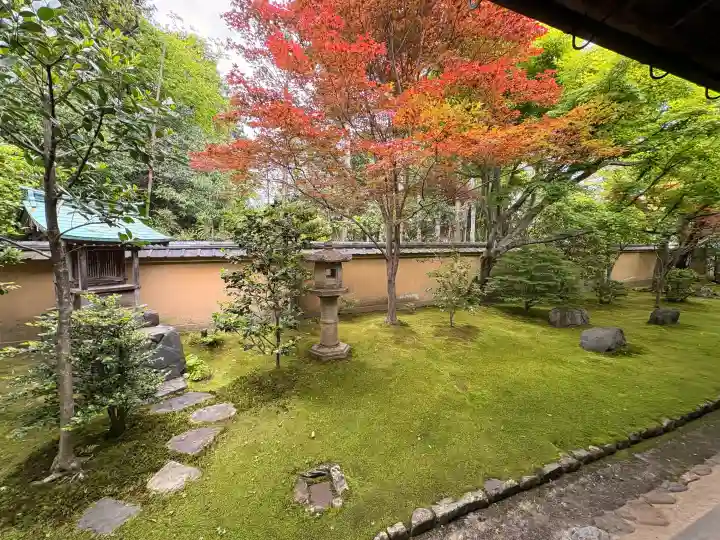 興臨院の{uncategorized: "未分類", other: "その他", undefined: "問題あり", building: "その他建物", grave: "お墓", sacred_gate: "鳥居", guardian: "狛犬", statue: "像", buddha: "仏像", history: "歴史", nature: "自然", garden: "庭園", animal: "動物", pagoda: "塔", temizu: "手水舎", mountain_gate: "山門・神門", sanctuary: "本殿・本堂", subordinate: "末社・摂社", art: "芸術", scenery: "景色", jizo: "地蔵", ema: "絵馬", goshuin: "御朱印", omikuji: "おみくじ", items: "授与品その他", amulet: "お守り", goshuincho: "御朱印帳", eats: "食事", festival: "お祭り", votive_dance: "神楽", shichigosan: "七五三参", wedding: "結婚式", experience: "体験その他", initially: "初詣", around: "周辺", anti_infection: "感染症対策"}