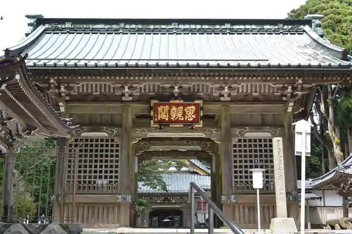 身延山奥之院思親閣の山門・神門