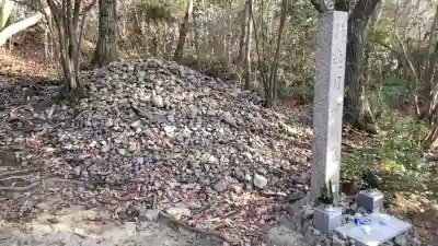 饒速日命墳墓の{uncategorized: "未分類", other: "その他", undefined: "問題あり", building: "その他建物", grave: "お墓", sacred_gate: "鳥居", guardian: "狛犬", statue: "像", buddha: "仏像", history: "歴史", nature: "自然", garden: "庭園", animal: "動物", pagoda: "塔", temizu: "手水舎", mountain_gate: "山門・神門", sanctuary: "本殿・本堂", subordinate: "末社・摂社", art: "芸術", scenery: "景色", jizo: "地蔵", ema: "絵馬", goshuin: "御朱印", omikuji: "おみくじ", items: "授与品その他", amulet: "お守り", goshuincho: "御朱印帳", eats: "食事", festival: "お祭り", votive_dance: "神楽", shichigosan: "七五三参", wedding: "結婚式", experience: "体験その他", initially: "初詣", around: "周辺", anti_infection: "感染症対策"}