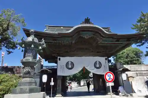 豊川閣　妙厳寺の山門・神門