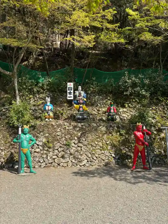 桃太郎神社(栗栖)の{uncategorized: "未分類", other: "その他", undefined: "問題あり", building: "その他建物", grave: "お墓", sacred_gate: "鳥居", guardian: "狛犬", statue: "像", buddha: "仏像", history: "歴史", nature: "自然", garden: "庭園", animal: "動物", pagoda: "塔", temizu: "手水舎", mountain_gate: "山門・神門", sanctuary: "本殿・本堂", subordinate: "末社・摂社", art: "芸術", scenery: "景色", jizo: "地蔵", ema: "絵馬", goshuin: "御朱印", omikuji: "おみくじ", items: "授与品その他", amulet: "お守り", goshuincho: "御朱印帳", eats: "食事", festival: "お祭り", votive_dance: "神楽", shichigosan: "七五三参", wedding: "結婚式", experience: "体験その他", initially: "初詣", around: "周辺", anti_infection: "感染症対策"}