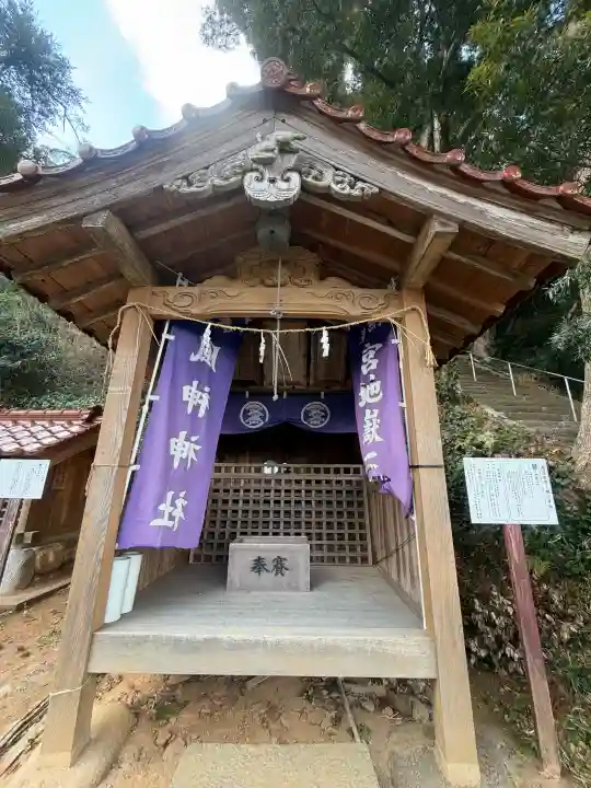糸島市宇美八幡宮の{uncategorized: "未分類", other: "その他", undefined: "問題あり", building: "その他建物", grave: "お墓", sacred_gate: "鳥居", guardian: "狛犬", statue: "像", buddha: "仏像", history: "歴史", nature: "自然", garden: "庭園", animal: "動物", pagoda: "塔", temizu: "手水舎", mountain_gate: "山門・神門", sanctuary: "本殿・本堂", subordinate: "末社・摂社", art: "芸術", scenery: "景色", jizo: "地蔵", ema: "絵馬", goshuin: "御朱印", omikuji: "おみくじ", items: "授与品その他", amulet: "お守り", goshuincho: "御朱印帳", eats: "食事", festival: "お祭り", votive_dance: "神楽", shichigosan: "七五三参", wedding: "結婚式", experience: "体験その他", initially: "初詣", around: "周辺", anti_infection: "感染症対策"}
