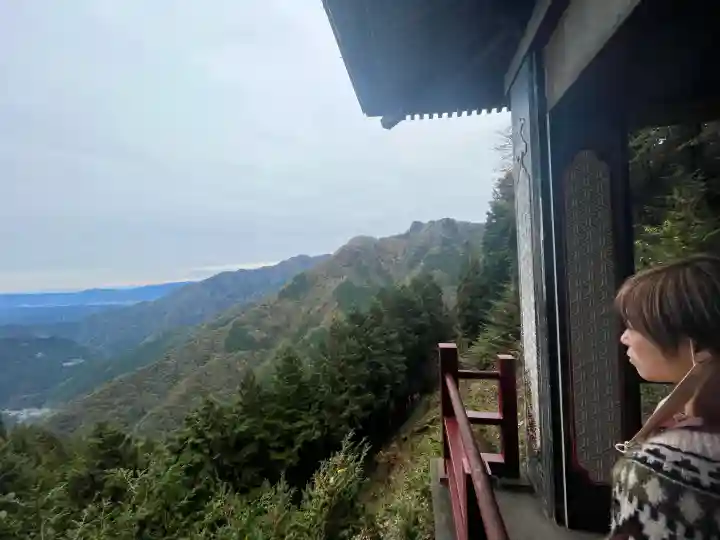 三峯神社の{uncategorized: "未分類", other: "その他", undefined: "問題あり", building: "その他建物", grave: "お墓", sacred_gate: "鳥居", guardian: "狛犬", statue: "像", buddha: "仏像", history: "歴史", nature: "自然", garden: "庭園", animal: "動物", pagoda: "塔", temizu: "手水舎", mountain_gate: "山門・神門", sanctuary: "本殿・本堂", subordinate: "末社・摂社", art: "芸術", scenery: "景色", jizo: "地蔵", ema: "絵馬", goshuin: "御朱印", omikuji: "おみくじ", items: "授与品その他", amulet: "お守り", goshuincho: "御朱印帳", eats: "食事", festival: "お祭り", votive_dance: "神楽", shichigosan: "七五三参", wedding: "結婚式", experience: "体験その他", initially: "初詣", around: "周辺", anti_infection: "感染症対策"}