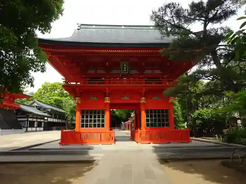 穴八幡宮の山門