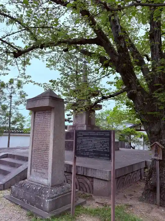 道明寺の{uncategorized: "未分類", other: "その他", undefined: "問題あり", building: "その他建物", grave: "お墓", sacred_gate: "鳥居", guardian: "狛犬", statue: "像", buddha: "仏像", history: "歴史", nature: "自然", garden: "庭園", animal: "動物", pagoda: "塔", temizu: "手水舎", mountain_gate: "山門・神門", sanctuary: "本殿・本堂", subordinate: "末社・摂社", art: "芸術", scenery: "景色", jizo: "地蔵", ema: "絵馬", goshuin: "御朱印", omikuji: "おみくじ", items: "授与品その他", amulet: "お守り", goshuincho: "御朱印帳", eats: "食事", festival: "お祭り", votive_dance: "神楽", shichigosan: "七五三参", wedding: "結婚式", experience: "体験その他", initially: "初詣", around: "周辺", anti_infection: "感染症対策"}