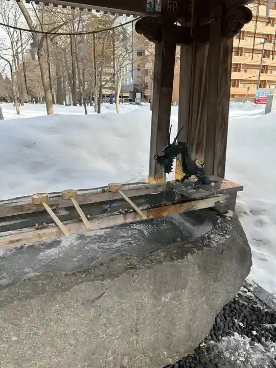 彌彦神社 (伊夜日子神社)の手水舎