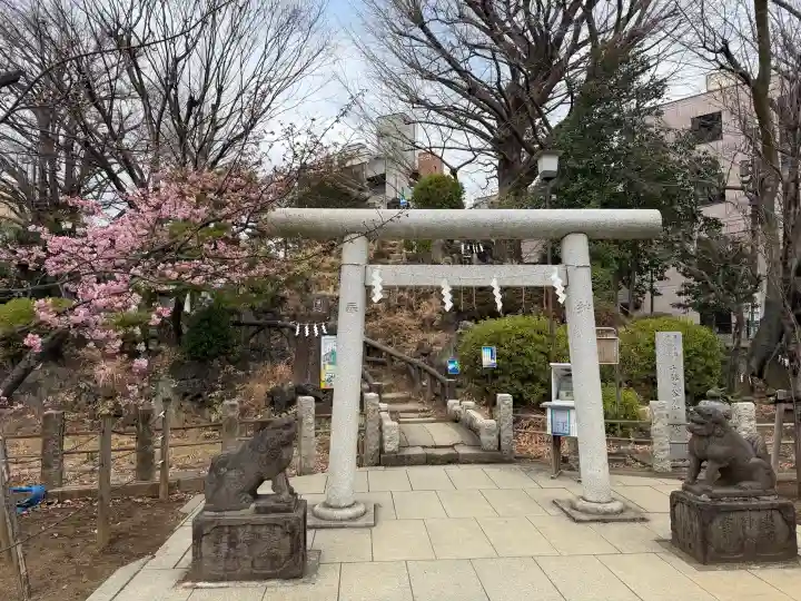 鳩森八幡神社の{uncategorized: "未分類", other: "その他", undefined: "問題あり", building: "その他建物", grave: "お墓", sacred_gate: "鳥居", guardian: "狛犬", statue: "像", buddha: "仏像", history: "歴史", nature: "自然", garden: "庭園", animal: "動物", pagoda: "塔", temizu: "手水舎", mountain_gate: "山門・神門", sanctuary: "本殿・本堂", subordinate: "末社・摂社", art: "芸術", scenery: "景色", jizo: "地蔵", ema: "絵馬", goshuin: "御朱印", omikuji: "おみくじ", items: "授与品その他", amulet: "お守り", goshuincho: "御朱印帳", eats: "食事", festival: "お祭り", votive_dance: "神楽", shichigosan: "七五三参", wedding: "結婚式", experience: "体験その他", initially: "初詣", around: "周辺", anti_infection: "感染症対策"}