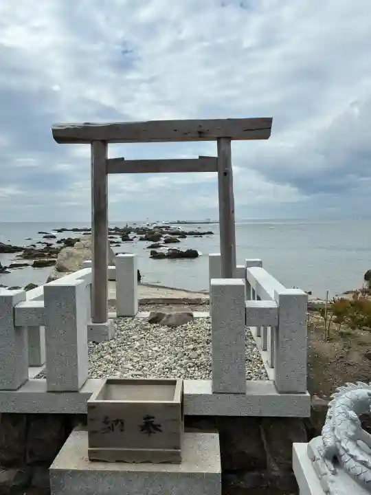 森戸大明神(森戸神社)の{uncategorized: "未分類", other: "その他", undefined: "問題あり", building: "その他建物", grave: "お墓", sacred_gate: "鳥居", guardian: "狛犬", statue: "像", buddha: "仏像", history: "歴史", nature: "自然", garden: "庭園", animal: "動物", pagoda: "塔", temizu: "手水舎", mountain_gate: "山門・神門", sanctuary: "本殿・本堂", subordinate: "末社・摂社", art: "芸術", scenery: "景色", jizo: "地蔵", ema: "絵馬", goshuin: "御朱印", omikuji: "おみくじ", items: "授与品その他", amulet: "お守り", goshuincho: "御朱印帳", eats: "食事", festival: "お祭り", votive_dance: "神楽", shichigosan: "七五三参", wedding: "結婚式", experience: "体験その他", initially: "初詣", around: "周辺", anti_infection: "感染症対策"}