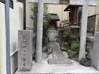 家内喜稲荷神社の{uncategorized: "未分類", other: "その他", undefined: "問題あり", building: "その他建物", grave: "お墓", sacred_gate: "鳥居", guardian: "狛犬", statue: "像", buddha: "仏像", history: "歴史", nature: "自然", garden: "庭園", animal: "動物", pagoda: "塔", temizu: "手水舎", mountain_gate: "山門・神門", sanctuary: "本殿・本堂", subordinate: "末社・摂社", art: "芸術", scenery: "景色", jizo: "地蔵", ema: "絵馬", goshuin: "御朱印", omikuji: "おみくじ", items: "授与品その他", amulet: "お守り", goshuincho: "御朱印帳", eats: "食事", festival: "お祭り", votive_dance: "神楽", shichigosan: "七五三参", wedding: "結婚式", experience: "体験その他", initially: "初詣", around: "周辺", anti_infection: "感染症対策"}