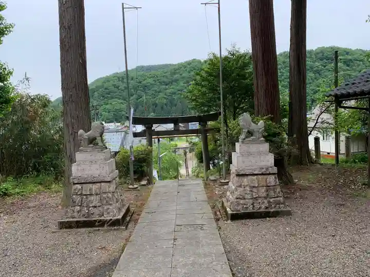 新羅神社の鳥居
