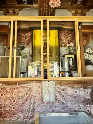 弥谷寺　城戸千手観音堂の{uncategorized: "未分類", other: "その他", undefined: "問題あり", building: "その他建物", grave: "お墓", sacred_gate: "鳥居", guardian: "狛犬", statue: "像", buddha: "仏像", history: "歴史", nature: "自然", garden: "庭園", animal: "動物", pagoda: "塔", temizu: "手水舎", mountain_gate: "山門・神門", sanctuary: "本殿・本堂", subordinate: "末社・摂社", art: "芸術", scenery: "景色", jizo: "地蔵", ema: "絵馬", goshuin: "御朱印", omikuji: "おみくじ", items: "授与品その他", amulet: "お守り", goshuincho: "御朱印帳", eats: "食事", festival: "お祭り", votive_dance: "神楽", shichigosan: "七五三参", wedding: "結婚式", experience: "体験その他", initially: "初詣", around: "周辺", anti_infection: "感染症対策"}