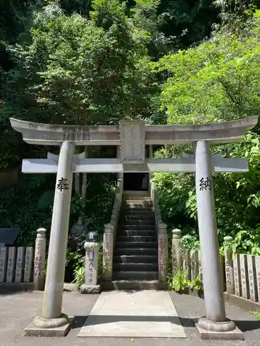 薬王院福徳弁財天洞の鳥居