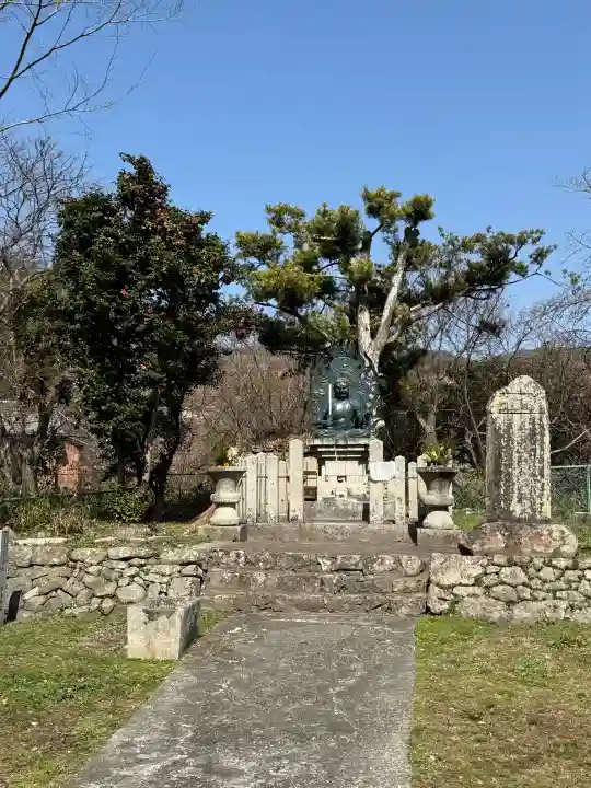 根来寺の{uncategorized: "未分類", other: "その他", undefined: "問題あり", building: "その他建物", grave: "お墓", sacred_gate: "鳥居", guardian: "狛犬", statue: "像", buddha: "仏像", history: "歴史", nature: "自然", garden: "庭園", animal: "動物", pagoda: "塔", temizu: "手水舎", mountain_gate: "山門・神門", sanctuary: "本殿・本堂", subordinate: "末社・摂社", art: "芸術", scenery: "景色", jizo: "地蔵", ema: "絵馬", goshuin: "御朱印", omikuji: "おみくじ", items: "授与品その他", amulet: "お守り", goshuincho: "御朱印帳", eats: "食事", festival: "お祭り", votive_dance: "神楽", shichigosan: "七五三参", wedding: "結婚式", experience: "体験その他", initially: "初詣", around: "周辺", anti_infection: "感染症対策"}