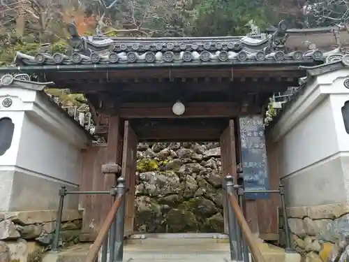 宝山寺の山門