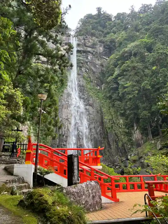 飛瀧神社(熊野那智大社別宮)の{uncategorized: "未分類", other: "その他", undefined: "問題あり", building: "その他建物", grave: "お墓", sacred_gate: "鳥居", guardian: "狛犬", statue: "像", buddha: "仏像", history: "歴史", nature: "自然", garden: "庭園", animal: "動物", pagoda: "塔", temizu: "手水舎", mountain_gate: "山門・神門", sanctuary: "本殿・本堂", subordinate: "末社・摂社", art: "芸術", scenery: "景色", jizo: "地蔵", ema: "絵馬", goshuin: "御朱印", omikuji: "おみくじ", items: "授与品その他", amulet: "お守り", goshuincho: "御朱印帳", eats: "食事", festival: "お祭り", votive_dance: "神楽", shichigosan: "七五三参", wedding: "結婚式", experience: "体験その他", initially: "初詣", around: "周辺", anti_infection: "感染症対策"}