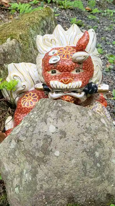 諏訪神社の{uncategorized: "未分類", other: "その他", undefined: "問題あり", building: "その他建物", grave: "お墓", sacred_gate: "鳥居", guardian: "狛犬", statue: "像", buddha: "仏像", history: "歴史", nature: "自然", garden: "庭園", animal: "動物", pagoda: "塔", temizu: "手水舎", mountain_gate: "山門・神門", sanctuary: "本殿・本堂", subordinate: "末社・摂社", art: "芸術", scenery: "景色", jizo: "地蔵", ema: "絵馬", goshuin: "御朱印", omikuji: "おみくじ", items: "授与品その他", amulet: "お守り", goshuincho: "御朱印帳", eats: "食事", festival: "お祭り", votive_dance: "神楽", shichigosan: "七五三参", wedding: "結婚式", experience: "体験その他", initially: "初詣", around: "周辺", anti_infection: "感染症対策"}