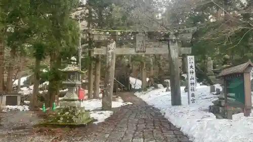 大神山神社奥宮の{uncategorized: "未分類", other: "その他", undefined: "問題あり", building: "その他建物", grave: "お墓", sacred_gate: "鳥居", guardian: "狛犬", statue: "像", buddha: "仏像", history: "歴史", nature: "自然", garden: "庭園", animal: "動物", pagoda: "塔", temizu: "手水舎", mountain_gate: "山門・神門", sanctuary: "本殿・本堂", subordinate: "末社・摂社", art: "芸術", scenery: "景色", jizo: "地蔵", ema: "絵馬", goshuin: "御朱印", omikuji: "おみくじ", items: "授与品その他", amulet: "お守り", goshuincho: "御朱印帳", eats: "食事", festival: "お祭り", votive_dance: "神楽", shichigosan: "七五三参", wedding: "結婚式", experience: "体験その他", initially: "初詣", around: "周辺", anti_infection: "感染症対策"}