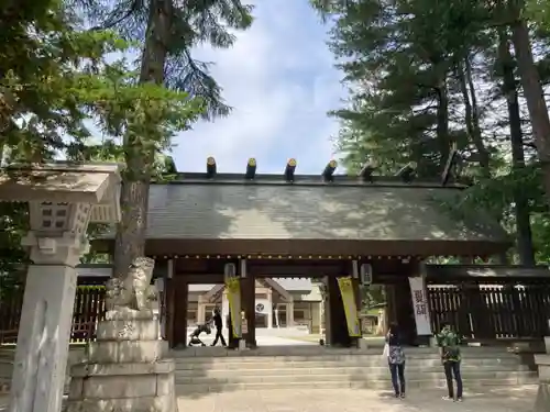 帯廣神社の山門・神門