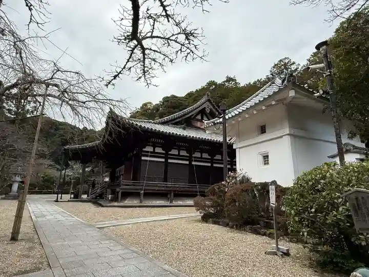 霊山寺の{uncategorized: "未分類", other: "その他", undefined: "問題あり", building: "その他建物", grave: "お墓", sacred_gate: "鳥居", guardian: "狛犬", statue: "像", buddha: "仏像", history: "歴史", nature: "自然", garden: "庭園", animal: "動物", pagoda: "塔", temizu: "手水舎", mountain_gate: "山門・神門", sanctuary: "本殿・本堂", subordinate: "末社・摂社", art: "芸術", scenery: "景色", jizo: "地蔵", ema: "絵馬", goshuin: "御朱印", omikuji: "おみくじ", items: "授与品その他", amulet: "お守り", goshuincho: "御朱印帳", eats: "食事", festival: "お祭り", votive_dance: "神楽", shichigosan: "七五三参", wedding: "結婚式", experience: "体験その他", initially: "初詣", around: "周辺", anti_infection: "感染症対策"}