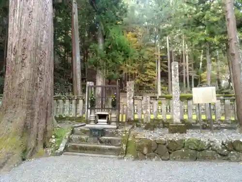 身延山 祖廟拝殿のお墓