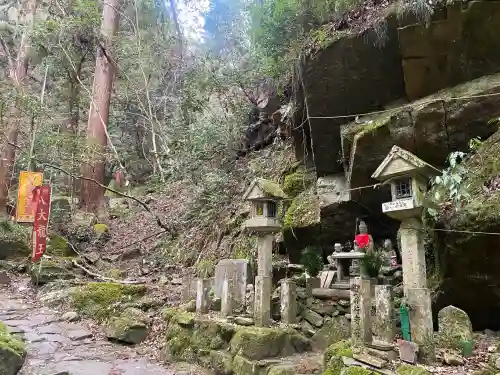 大本山七宝瀧寺の{uncategorized: "未分類", other: "その他", undefined: "問題あり", building: "その他建物", grave: "お墓", sacred_gate: "鳥居", guardian: "狛犬", statue: "像", buddha: "仏像", history: "歴史", nature: "自然", garden: "庭園", animal: "動物", pagoda: "塔", temizu: "手水舎", mountain_gate: "山門・神門", sanctuary: "本殿・本堂", subordinate: "末社・摂社", art: "芸術", scenery: "景色", jizo: "地蔵", ema: "絵馬", goshuin: "御朱印", omikuji: "おみくじ", items: "授与品その他", amulet: "お守り", goshuincho: "御朱印帳", eats: "食事", festival: "お祭り", votive_dance: "神楽", shichigosan: "七五三参", wedding: "結婚式", experience: "体験その他", initially: "初詣", around: "周辺", anti_infection: "感染症対策"}