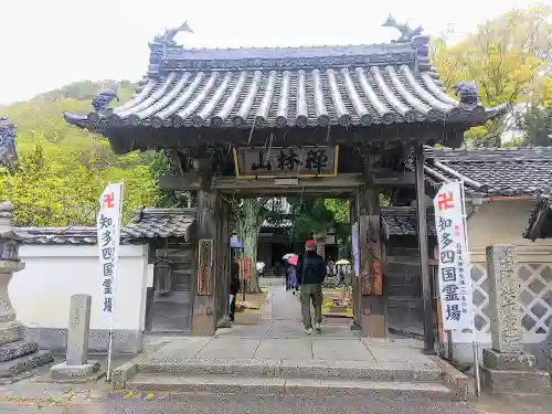 良参寺の山門・神門