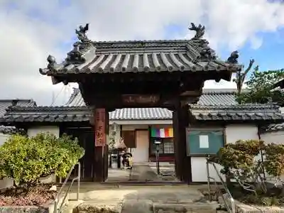 不動院安楽寺の山門