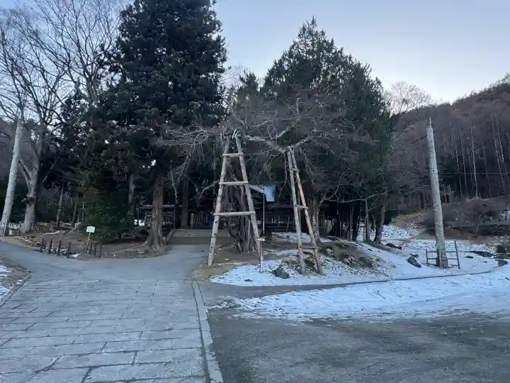 諏訪大社上社前宮の{uncategorized: "未分類", other: "その他", undefined: "問題あり", building: "その他建物", grave: "お墓", sacred_gate: "鳥居", guardian: "狛犬", statue: "像", buddha: "仏像", history: "歴史", nature: "自然", garden: "庭園", animal: "動物", pagoda: "塔", temizu: "手水舎", mountain_gate: "山門・神門", sanctuary: "本殿・本堂", subordinate: "末社・摂社", art: "芸術", scenery: "景色", jizo: "地蔵", ema: "絵馬", goshuin: "御朱印", omikuji: "おみくじ", items: "授与品その他", amulet: "お守り", goshuincho: "御朱印帳", eats: "食事", festival: "お祭り", votive_dance: "神楽", shichigosan: "七五三参", wedding: "結婚式", experience: "体験その他", initially: "初詣", around: "周辺", anti_infection: "感染症対策"}