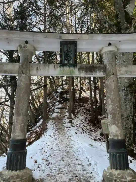 三峯神社の{uncategorized: "未分類", other: "その他", undefined: "問題あり", building: "その他建物", grave: "お墓", sacred_gate: "鳥居", guardian: "狛犬", statue: "像", buddha: "仏像", history: "歴史", nature: "自然", garden: "庭園", animal: "動物", pagoda: "塔", temizu: "手水舎", mountain_gate: "山門・神門", sanctuary: "本殿・本堂", subordinate: "末社・摂社", art: "芸術", scenery: "景色", jizo: "地蔵", ema: "絵馬", goshuin: "御朱印", omikuji: "おみくじ", items: "授与品その他", amulet: "お守り", goshuincho: "御朱印帳", eats: "食事", festival: "お祭り", votive_dance: "神楽", shichigosan: "七五三参", wedding: "結婚式", experience: "体験その他", initially: "初詣", around: "周辺", anti_infection: "感染症対策"}