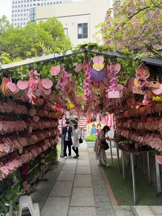 露天神社(お初天神)の{uncategorized: "未分類", other: "その他", undefined: "問題あり", building: "その他建物", grave: "お墓", sacred_gate: "鳥居", guardian: "狛犬", statue: "像", buddha: "仏像", history: "歴史", nature: "自然", garden: "庭園", animal: "動物", pagoda: "塔", temizu: "手水舎", mountain_gate: "山門・神門", sanctuary: "本殿・本堂", subordinate: "末社・摂社", art: "芸術", scenery: "景色", jizo: "地蔵", ema: "絵馬", goshuin: "御朱印", omikuji: "おみくじ", items: "授与品その他", amulet: "お守り", goshuincho: "御朱印帳", eats: "食事", festival: "お祭り", votive_dance: "神楽", shichigosan: "七五三参", wedding: "結婚式", experience: "体験その他", initially: "初詣", around: "周辺", anti_infection: "感染症対策"}