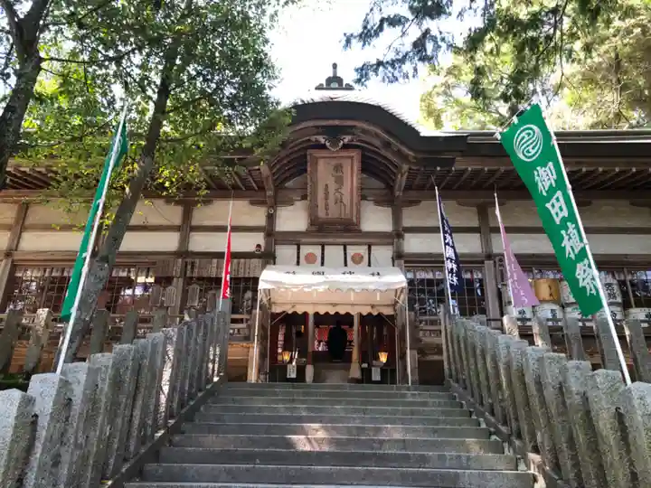 敢國神社の本殿・本堂