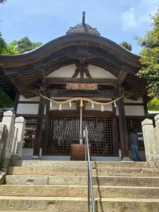 粒坐天照神社の{uncategorized: "未分類", other: "その他", undefined: "問題あり", building: "その他建物", grave: "お墓", sacred_gate: "鳥居", guardian: "狛犬", statue: "像", buddha: "仏像", history: "歴史", nature: "自然", garden: "庭園", animal: "動物", pagoda: "塔", temizu: "手水舎", mountain_gate: "山門・神門", sanctuary: "本殿・本堂", subordinate: "末社・摂社", art: "芸術", scenery: "景色", jizo: "地蔵", ema: "絵馬", goshuin: "御朱印", omikuji: "おみくじ", items: "授与品その他", amulet: "お守り", goshuincho: "御朱印帳", eats: "食事", festival: "お祭り", votive_dance: "神楽", shichigosan: "七五三参", wedding: "結婚式", experience: "体験その他", initially: "初詣", around: "周辺", anti_infection: "感染症対策"}