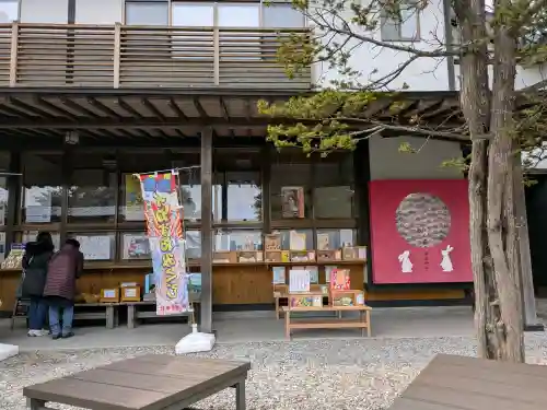 湯倉神社の{uncategorized: "未分類", other: "その他", undefined: "問題あり", building: "その他建物", grave: "お墓", sacred_gate: "鳥居", guardian: "狛犬", statue: "像", buddha: "仏像", history: "歴史", nature: "自然", garden: "庭園", animal: "動物", pagoda: "塔", temizu: "手水舎", mountain_gate: "山門・神門", sanctuary: "本殿・本堂", subordinate: "末社・摂社", art: "芸術", scenery: "景色", jizo: "地蔵", ema: "絵馬", goshuin: "御朱印", omikuji: "おみくじ", items: "授与品その他", amulet: "お守り", goshuincho: "御朱印帳", eats: "食事", festival: "お祭り", votive_dance: "神楽", shichigosan: "七五三参", wedding: "結婚式", experience: "体験その他", initially: "初詣", around: "周辺", anti_infection: "感染症対策"}