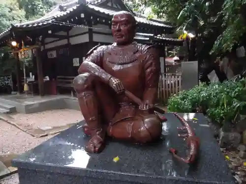 安居神社の像