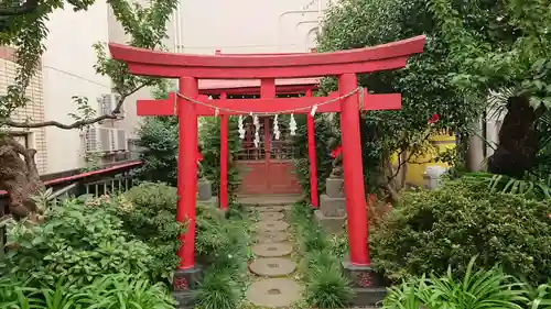 上布田稲荷神社の鳥居