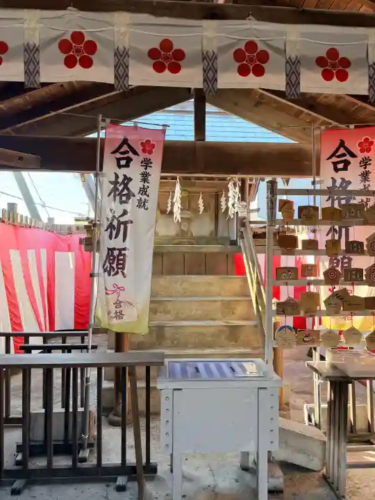 七重浜海津見神社の{uncategorized: "未分類", other: "その他", undefined: "問題あり", building: "その他建物", grave: "お墓", sacred_gate: "鳥居", guardian: "狛犬", statue: "像", buddha: "仏像", history: "歴史", nature: "自然", garden: "庭園", animal: "動物", pagoda: "塔", temizu: "手水舎", mountain_gate: "山門・神門", sanctuary: "本殿・本堂", subordinate: "末社・摂社", art: "芸術", scenery: "景色", jizo: "地蔵", ema: "絵馬", goshuin: "御朱印", omikuji: "おみくじ", items: "授与品その他", amulet: "お守り", goshuincho: "御朱印帳", eats: "食事", festival: "お祭り", votive_dance: "神楽", shichigosan: "七五三参", wedding: "結婚式", experience: "体験その他", initially: "初詣", around: "周辺", anti_infection: "感染症対策"}