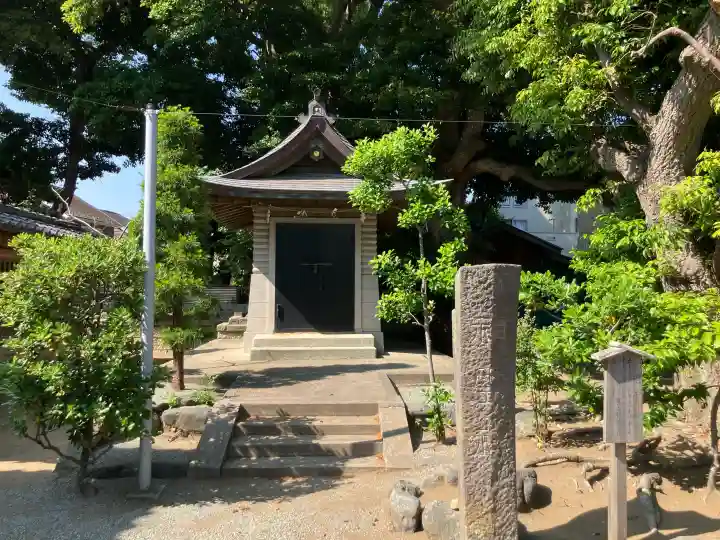片瀬諏訪神社の{uncategorized: "未分類", other: "その他", undefined: "問題あり", building: "その他建物", grave: "お墓", sacred_gate: "鳥居", guardian: "狛犬", statue: "像", buddha: "仏像", history: "歴史", nature: "自然", garden: "庭園", animal: "動物", pagoda: "塔", temizu: "手水舎", mountain_gate: "山門・神門", sanctuary: "本殿・本堂", subordinate: "末社・摂社", art: "芸術", scenery: "景色", jizo: "地蔵", ema: "絵馬", goshuin: "御朱印", omikuji: "おみくじ", items: "授与品その他", amulet: "お守り", goshuincho: "御朱印帳", eats: "食事", festival: "お祭り", votive_dance: "神楽", shichigosan: "七五三参", wedding: "結婚式", experience: "体験その他", initially: "初詣", around: "周辺", anti_infection: "感染症対策"}