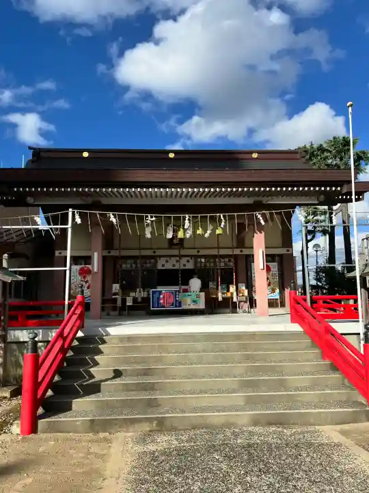 三社神社の{uncategorized: "未分類", other: "その他", undefined: "問題あり", building: "その他建物", grave: "お墓", sacred_gate: "鳥居", guardian: "狛犬", statue: "像", buddha: "仏像", history: "歴史", nature: "自然", garden: "庭園", animal: "動物", pagoda: "塔", temizu: "手水舎", mountain_gate: "山門・神門", sanctuary: "本殿・本堂", subordinate: "末社・摂社", art: "芸術", scenery: "景色", jizo: "地蔵", ema: "絵馬", goshuin: "御朱印", omikuji: "おみくじ", items: "授与品その他", amulet: "お守り", goshuincho: "御朱印帳", eats: "食事", festival: "お祭り", votive_dance: "神楽", shichigosan: "七五三参", wedding: "結婚式", experience: "体験その他", initially: "初詣", around: "周辺", anti_infection: "感染症対策"}