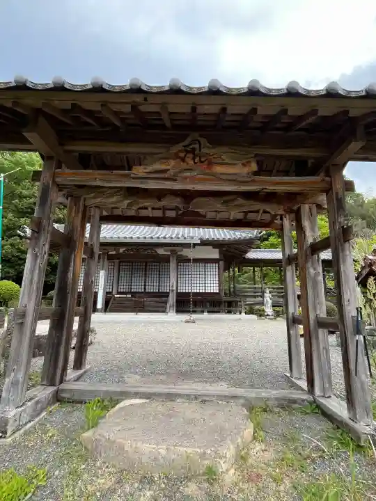 棲真寺の{uncategorized: "未分類", other: "その他", undefined: "問題あり", building: "その他建物", grave: "お墓", sacred_gate: "鳥居", guardian: "狛犬", statue: "像", buddha: "仏像", history: "歴史", nature: "自然", garden: "庭園", animal: "動物", pagoda: "塔", temizu: "手水舎", mountain_gate: "山門・神門", sanctuary: "本殿・本堂", subordinate: "末社・摂社", art: "芸術", scenery: "景色", jizo: "地蔵", ema: "絵馬", goshuin: "御朱印", omikuji: "おみくじ", items: "授与品その他", amulet: "お守り", goshuincho: "御朱印帳", eats: "食事", festival: "お祭り", votive_dance: "神楽", shichigosan: "七五三参", wedding: "結婚式", experience: "体験その他", initially: "初詣", around: "周辺", anti_infection: "感染症対策"}