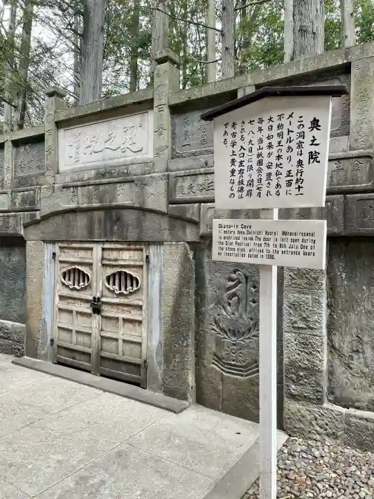 成田山新勝寺の{uncategorized: "未分類", other: "その他", undefined: "問題あり", building: "その他建物", grave: "お墓", sacred_gate: "鳥居", guardian: "狛犬", statue: "像", buddha: "仏像", history: "歴史", nature: "自然", garden: "庭園", animal: "動物", pagoda: "塔", temizu: "手水舎", mountain_gate: "山門・神門", sanctuary: "本殿・本堂", subordinate: "末社・摂社", art: "芸術", scenery: "景色", jizo: "地蔵", ema: "絵馬", goshuin: "御朱印", omikuji: "おみくじ", items: "授与品その他", amulet: "お守り", goshuincho: "御朱印帳", eats: "食事", festival: "お祭り", votive_dance: "神楽", shichigosan: "七五三参", wedding: "結婚式", experience: "体験その他", initially: "初詣", around: "周辺", anti_infection: "感染症対策"}